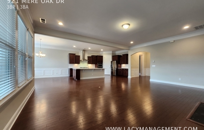 921 MERE OAK DR