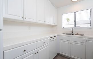 2 beds, 1 bath, $2,495, Unit C