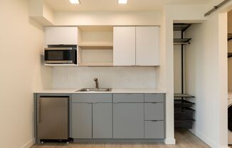 Studio, 1 bath, 261 sqft, $1,395, Unit 406