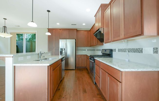 3 Beds, 2.5 Baths Beautiful Single-family Available for Rent!