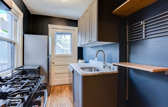 1 bed, 1 bath, 700 sqft, $1,250, Unit 6