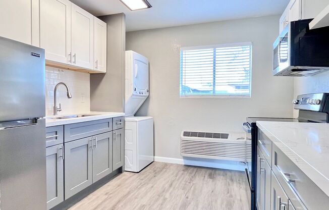 *MOVE IN SPECIAL* Gorgeously Renovated Studio Unit at Mojave Apartments! In Unit Washer and Dryer!
