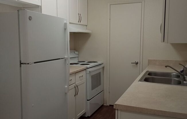 2 beds, 1 bath, 1,015 sqft, $1,945, Unit 007