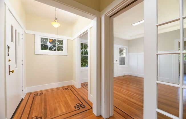 Beautiful & Cozy 2 BR/1 BA Home Available In Berkeley (Off University Ave)!