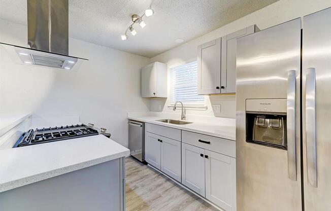 1530 W DONOVAN ST