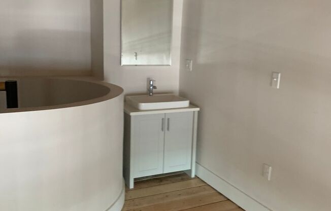 Studio, 1 bath, 1,042 sqft, $1,940, Unit 522