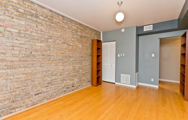 4240 N CLARENDON