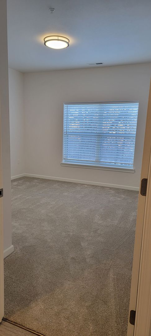 1 bed, 1 bath, 738 sqft, $1,175, Unit 323