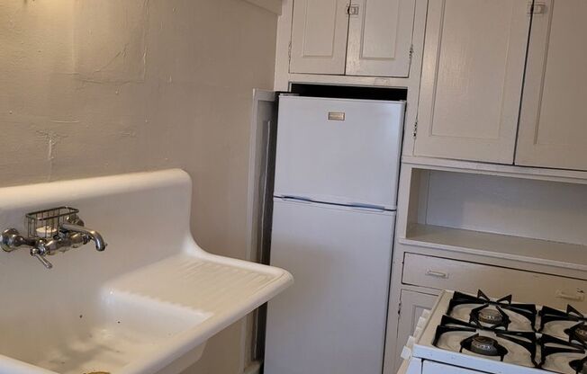 Studio, 1 bath, $895, Unit 33