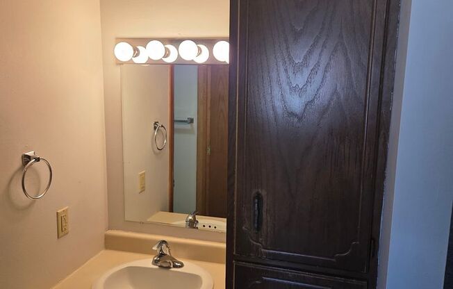 2 beds, 1 bath, 832 sqft, $850, Unit 6812 W 46th - Unit 02