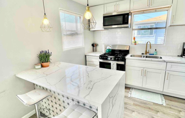 Fully Furnished 2BR Home with Huge Yard & Stunning Views – In-Unit Washer/Dryer!