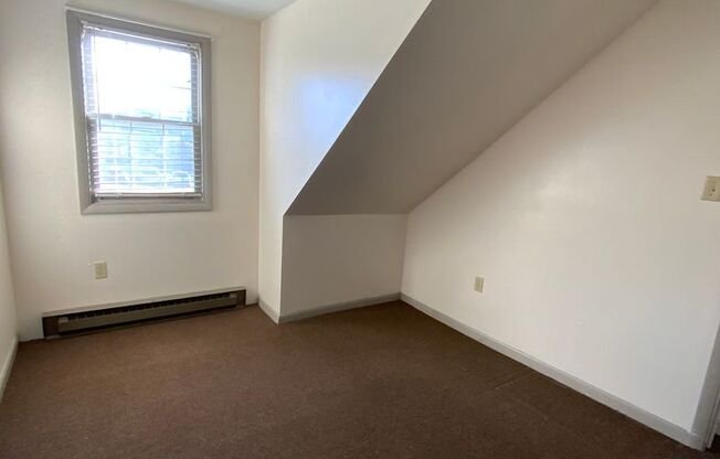 1 bed, 1 bath, $995, Unit APARTMENT GARAGE