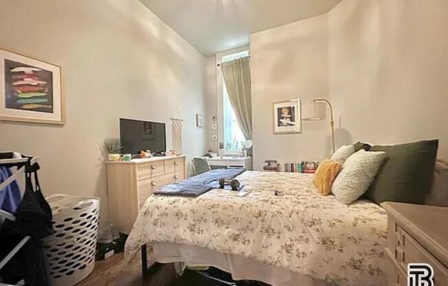 3 beds, 1 bath, $5,200, Unit 1