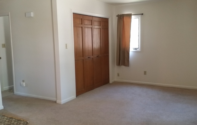 2 beds, 1 bath, $1,100, Unit B
