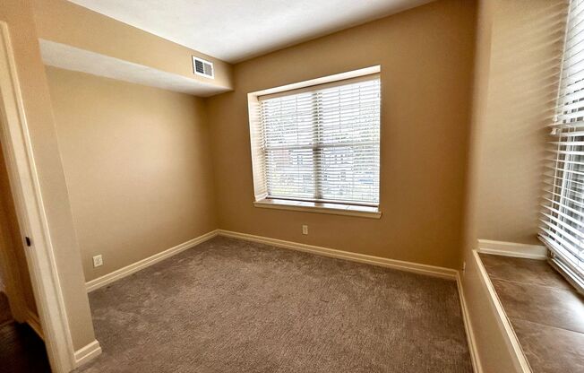 2 beds, 1 bath, 800 sqft, $1,195, Unit 601 - Unit 305 B800