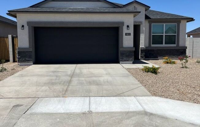 July rent free with signed lease before 6/30/25- 3 bed/2bath New Casa Grande Home