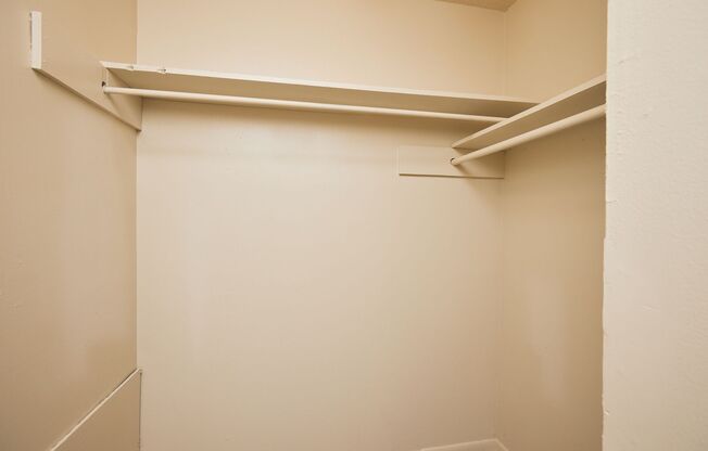 1 bed, 1 bath, 700 sqft, $950, Unit 1171 Woodland Ave #2