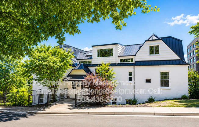 772 SW BROADWAY DR