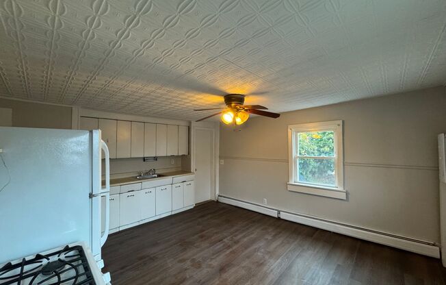 3 beds, 1 bath, $2,075, Unit 45 Friend st