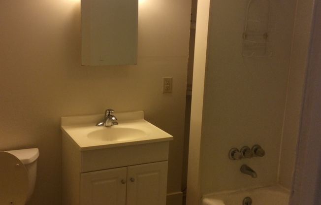 Available Now!-Video in Pictures! 1st Floor 1 Bedroom York City SD