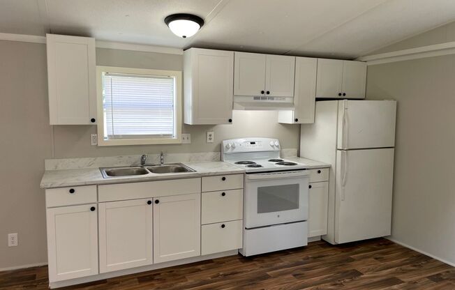 2 Bed, 1 Bath newly renovated mobile home in park- Pet friendly!