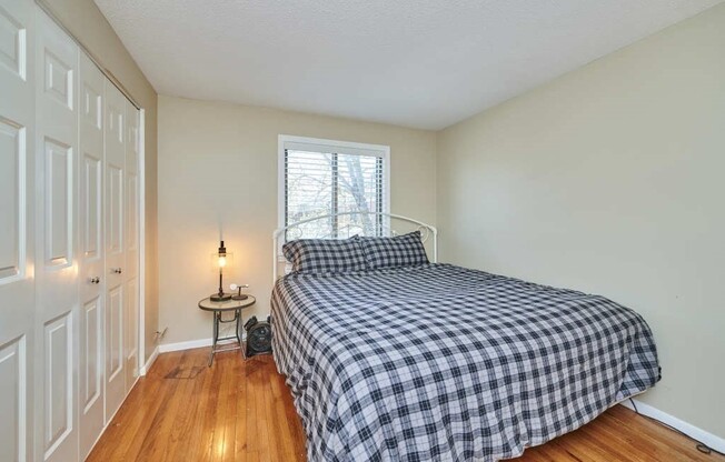 2 beds, 1 bath, 906 sqft, $2,300, Unit 215