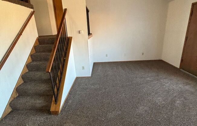 3 beds, 1.5 baths, 1,204 sqft, $1,569, Unit 5212 05