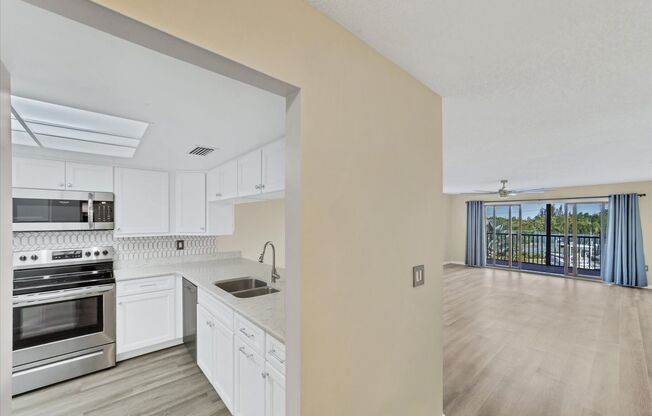 2 beds, 2 baths, $2,295, Unit Unit 116