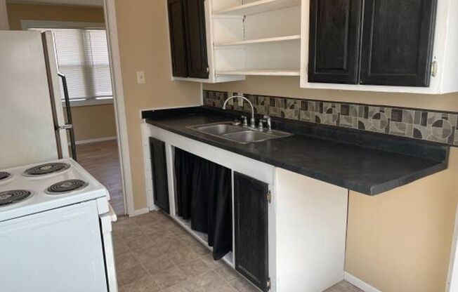 3 beds, 1 bath, 864 sqft, $900, Unit 3013 E Locust