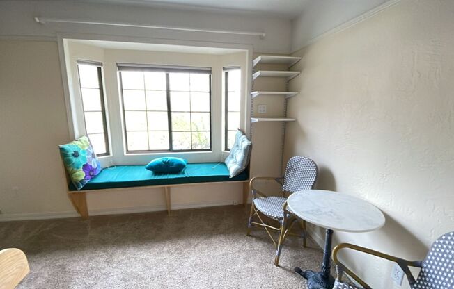 Furnished 2 Bdrm/2 Bath Condo in the Heart of Downtown Ashland!