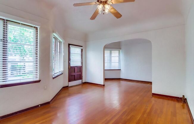 Move In Special! Charming Top Floor 1-Bedroom Apartment in Bankers Hill!