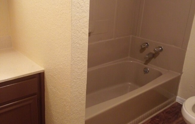 3 beds, 2 baths, 1,350 sqft, $1,150, Unit 34