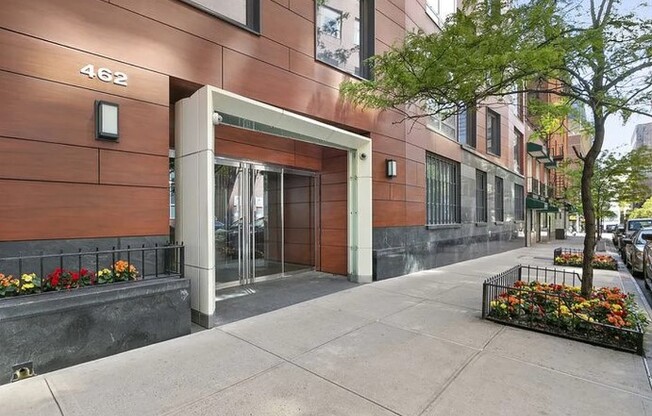 462 W 58 ST