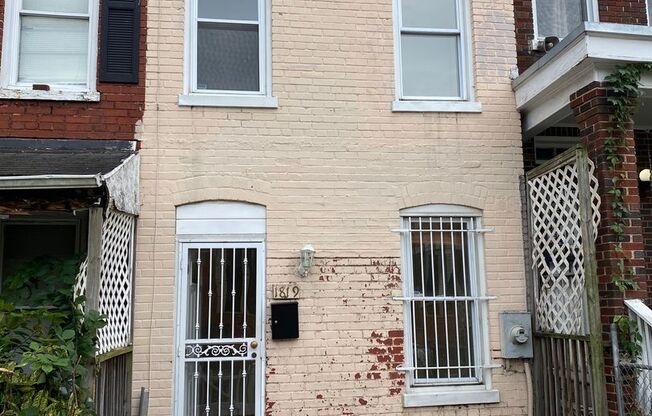 Charming 3BR Townhome Near Eastern Market with Private Yard and Prime DC Access