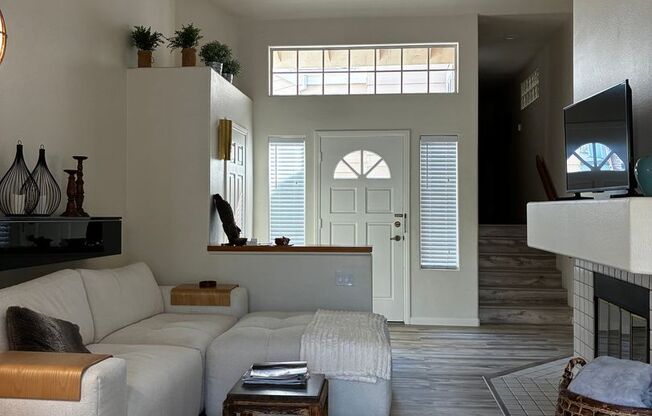 Beautiful La Jolla Condo – Fully Furnished – $350 Off 1st Month!