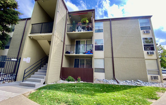 2231 S VAUGHN WAY