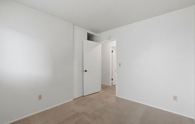 3 beds, 1 bath, 886 sqft, $1,575, Unit 16