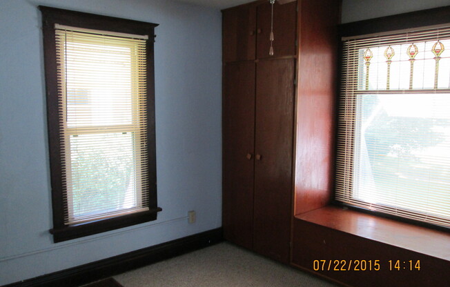 SHORT-TERM LEASE —Available now through July 2024!!!  Cute 2 bedroom, 1 bath house in Iowa City