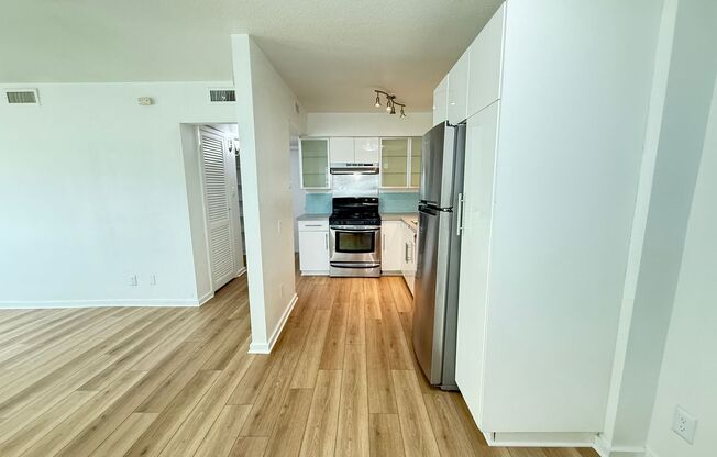 2 beds, 1 bath, 954 sqft, $1,654, Unit RRO-113