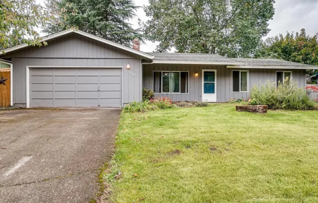 Super Cute Ranch Style 3 Bedroom 2 Bathroom Home!! Bright Kitchen! Fenced Backyard! Garage!