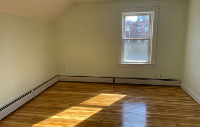 1 bed, 1 bath, $1,325, Unit Unit 2F