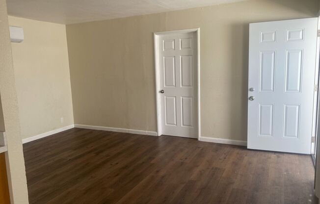 1 Bedroom 1  Bathroom unit available in Triplex in Oakland