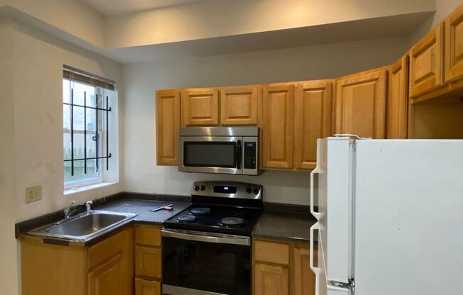 Huge 4-Bedroom Townhome Located Near Temple University! Available for Fall 2025 Semester!