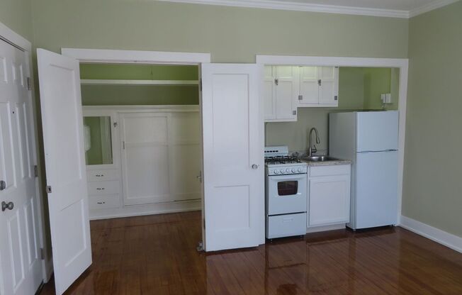 Studio, 1 bath, 400 sqft, $695, Unit #9