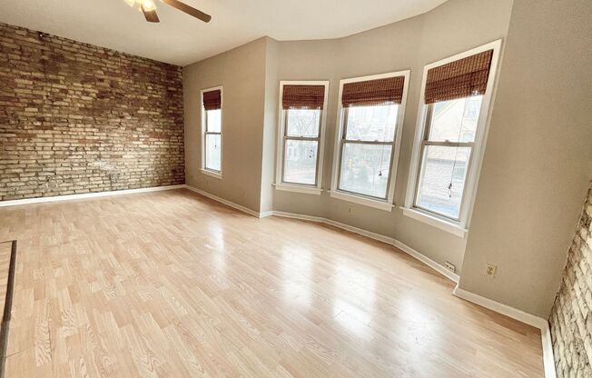 3 beds, 1 bath, $1,500, Unit 1726-02
