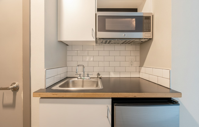 Studio, 1 bath, 207 sqft, $995, Unit 702