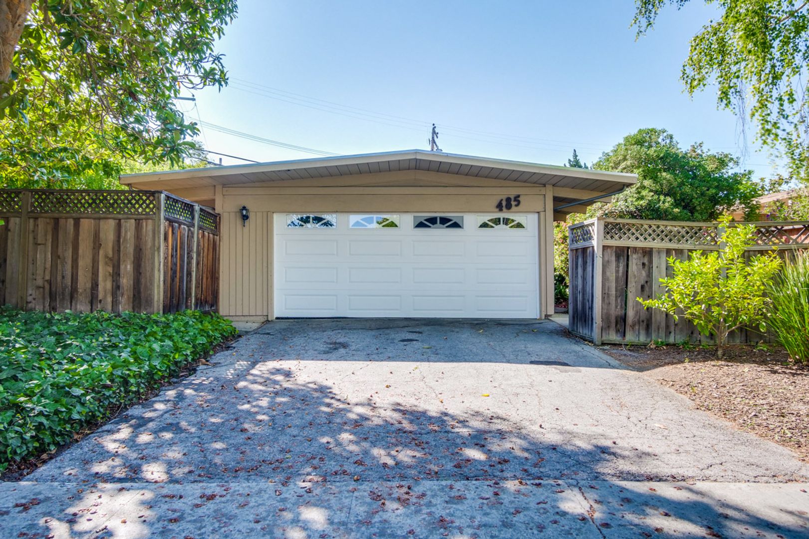 Mountain View Home l Spacious Open Layout Bright and Private Yard