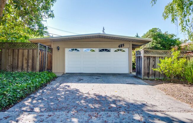 Mountain View Home l Spacious Open Layout Bright and Private Yard