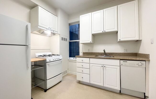Nob Hill: Central Upper Nob Hill Location Studio with Beautiful Private Garden