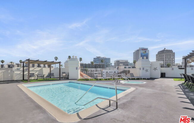 2 beds, 2 baths, 942 sqft, $559,900, Unit 135
